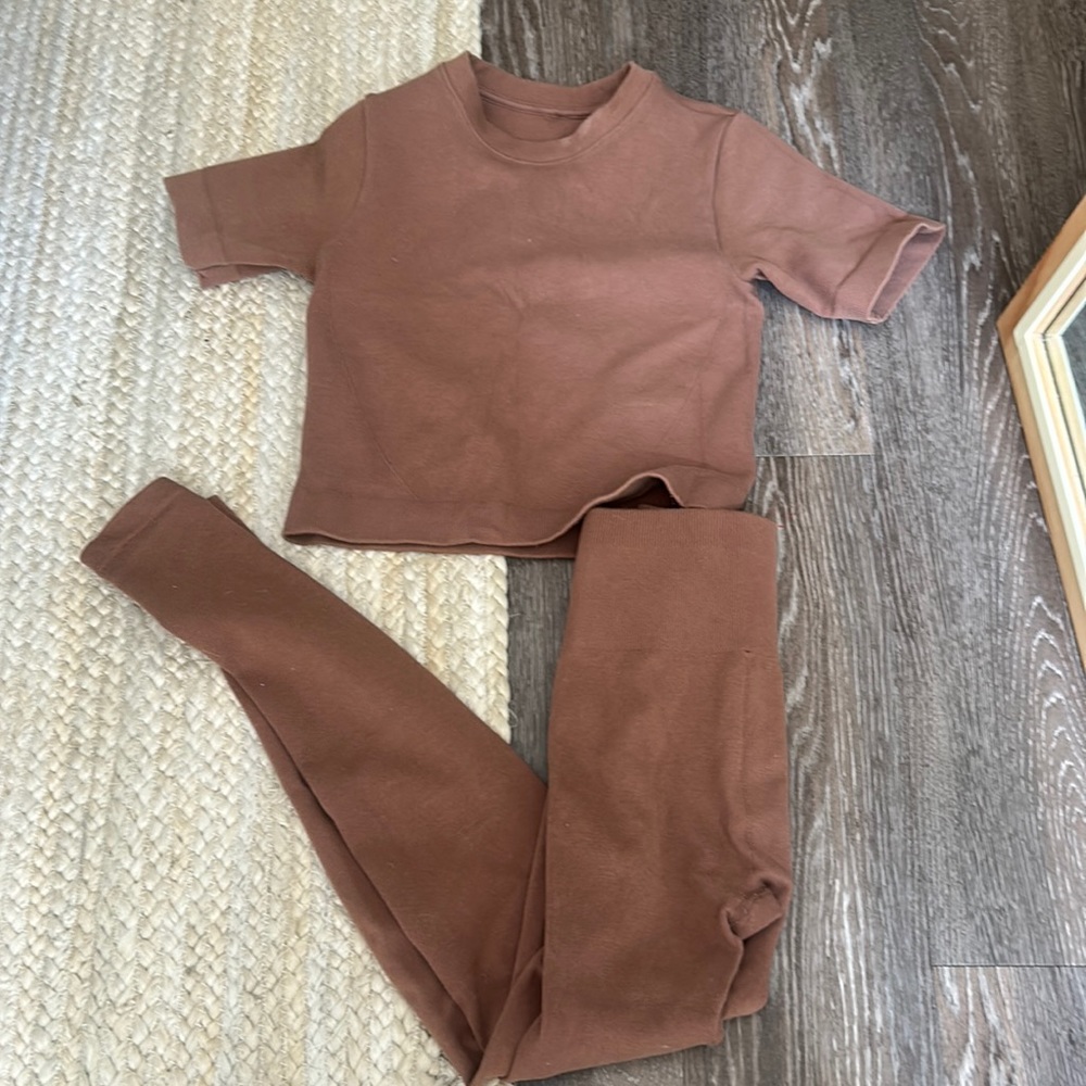 Everlane t shirt and leggings set